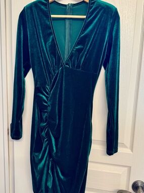 Body Skimming Women's Emerald Velvet Long-Sleeve V-Neck Ruched Dress